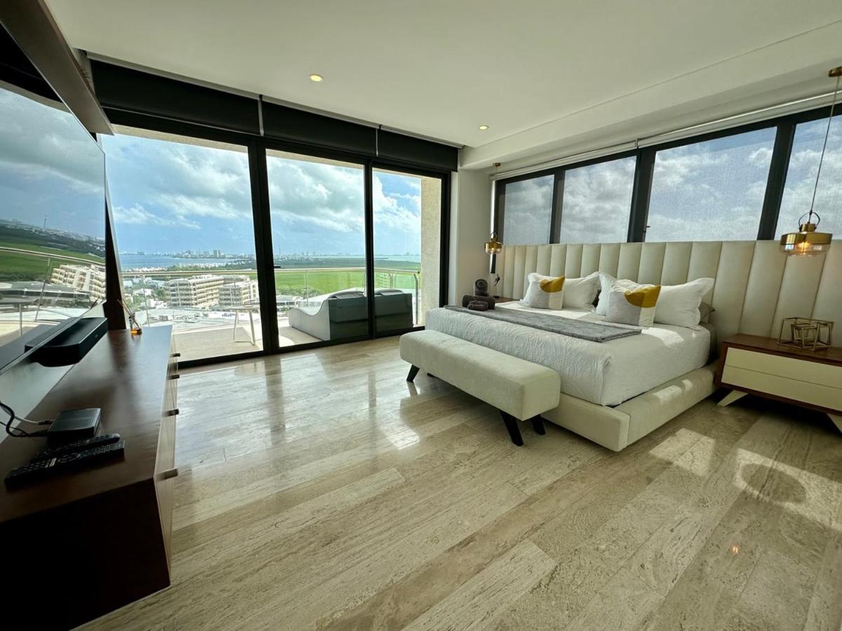 Holiday home 3br Luxury Oceanfront W/ Pool, Gym & Views!