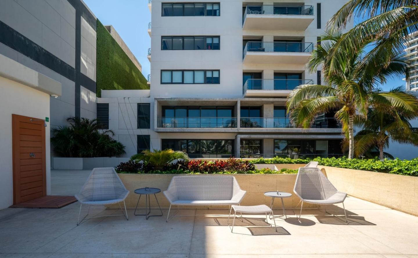 3br Luxury Oceanfront W/ Pool, Gym & Views! Holiday home *