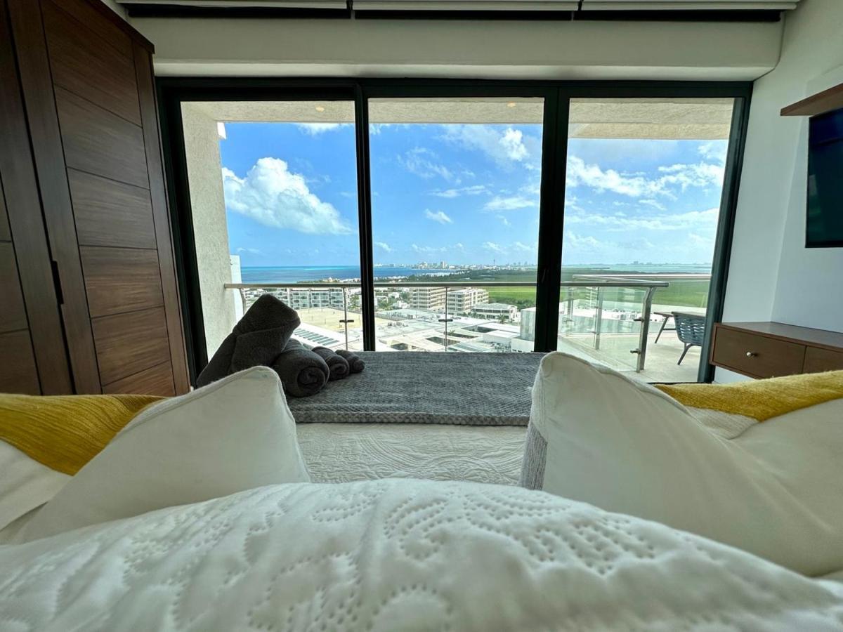 Holiday home 3br Luxury Oceanfront W/ Pool, Gym & Views! *